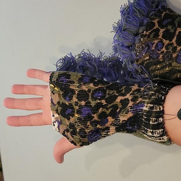 NWT 2pc Desigual hat and hand warmer set main image 5
